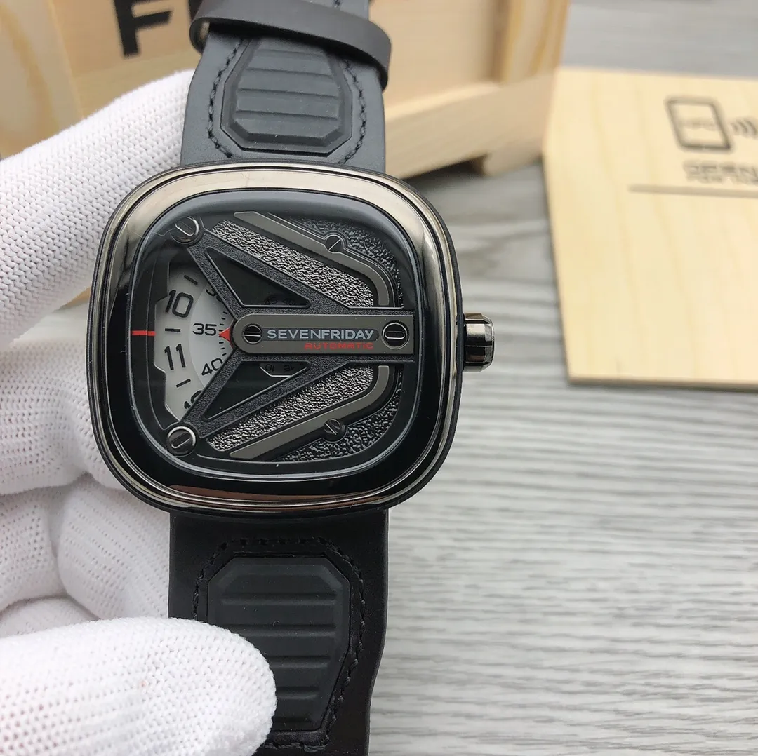 【Authentic Tmall】💰1640! Sevenfriday M3/01! 🎮 Shipping! Model: SF-M3/01 Size: 47mmx13mm Movement: Japanese Citizen Miyota8215 mechanical movement [genuine consistent movement] Citizen mechanical movement accurately escorts your travel time! A sandblasted and polished black and gun metal disc forms an aerodynamic Y-wing marking the seven-star logo at the 7 hour mark. 🎮 The Y-wing shape leaves room to display three overlapping white discs indicating the time, minutes and seconds to be read from left to right. A forward red highlight displays the time on the left at the 9H mark, and a forward red arrow indicates the minutes on the right. The seconds are in increments of 5 on the identification plate. 🎮Sanjie exquisitely recommends men’s high-quality mechanical watches. Exquisite inheritance and real effects. Guarantee of SJ quality.